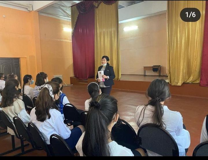 Жалпы білім беретін 12 орта мектебінде кәмелет жасқа толмаған жасөспірім қыздармен психологиялық жұмыс жоспарына сәйкес санитарлық талаптарды сақтай отырып, келеңсіз жағдайдың, ерте жүктіліктің алдын алу мақсатында "Отбасы - ортақ мектеп" жобасы